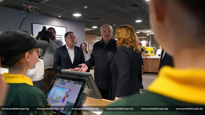 Лукашенко впервые посетил «Мак.бай» и пригласил американцев оценить белорусский фастфуд