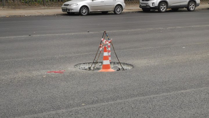 В Новосибирске 14 машин угодили в яму после ремонта на проспекте Дзержинского