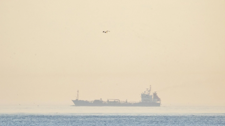 Летящие над морем корабли сняли на побережье Азовского моря