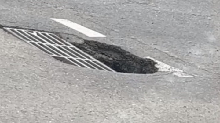 В Краснодаре на пересечении Солнечной и Московской провалился асфальт