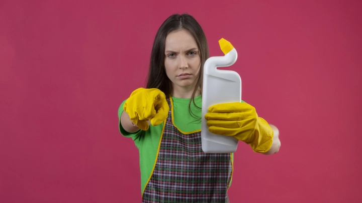 Мой свои полы, а я буду контролировать: Члена Молодой гвардии Единой России исключили за скандал с уборщицей