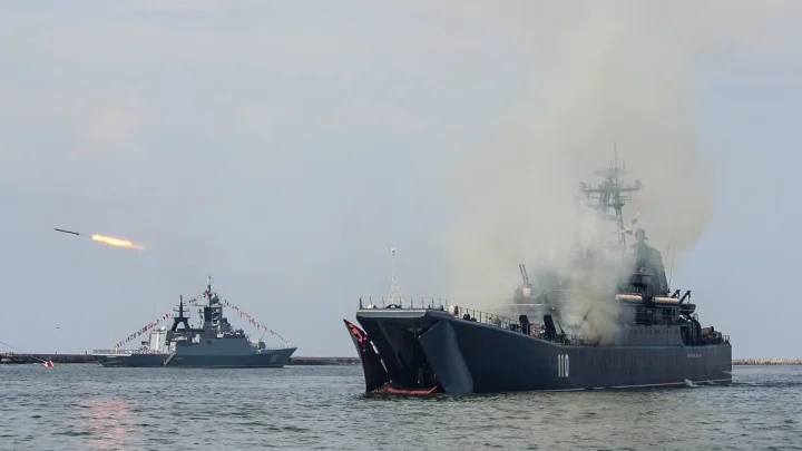 Дроны в небе, военный корабль - на море: Русские окружают. В НАТО приготовились