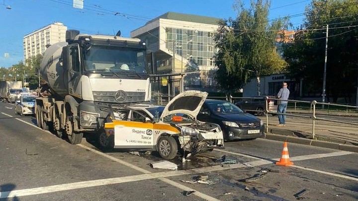 В Москве автобетоносмеситель смял под собой автомобиль такси