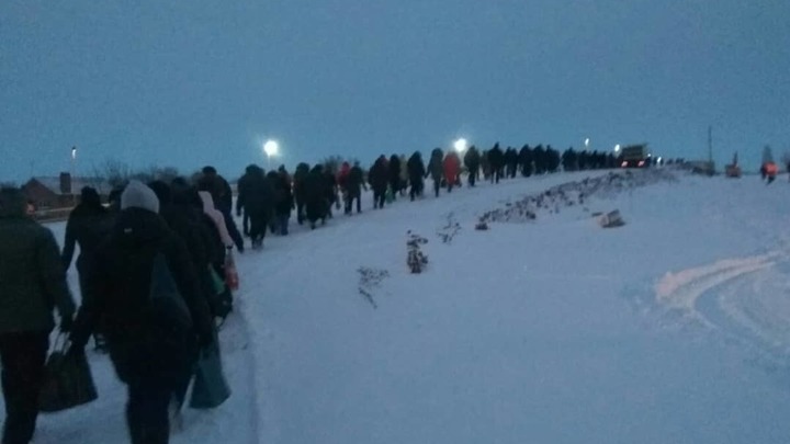 Живая пробка: В Ростове чиновников призвали ходить на работу по заснеженному мосту на Малиновского