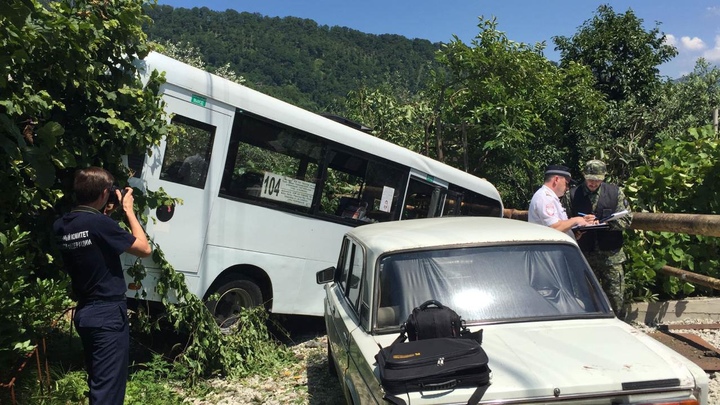 В Сочи следователи подключились к проверке ДТП с участием пассажирского автобуса