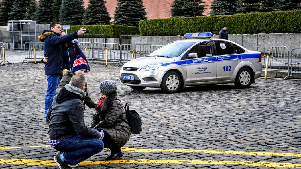 Хочу полицию. Фонарик для полиции России. Милиция программа. Автомобили для борьбы с уличными протестами. Алиса вызывай полицию МВД.