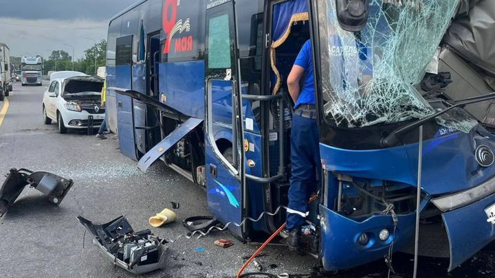 В Ростовской области пассажирский автобус врезался в грузовик