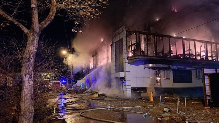 В центре Краснодара полыхает ресторан Джентельмены Удачи