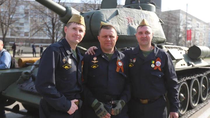 Участник СВО управлял знаменитым танком Т-34 во время Парада Победы в Новокузнецке