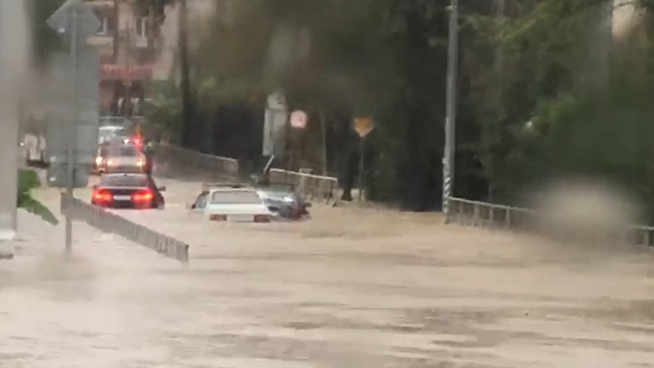 Участок федеральной трассы Джубга - Сочи затоплен. Движение остановлено