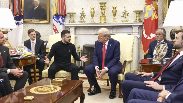 Страна: Зеленский принес в дар Трампу ненастоящий чемпионский пояс Усика