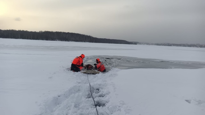 Рыбак провалился под лед в 100 метрах от берега на пруду в Нижнем Тагиле