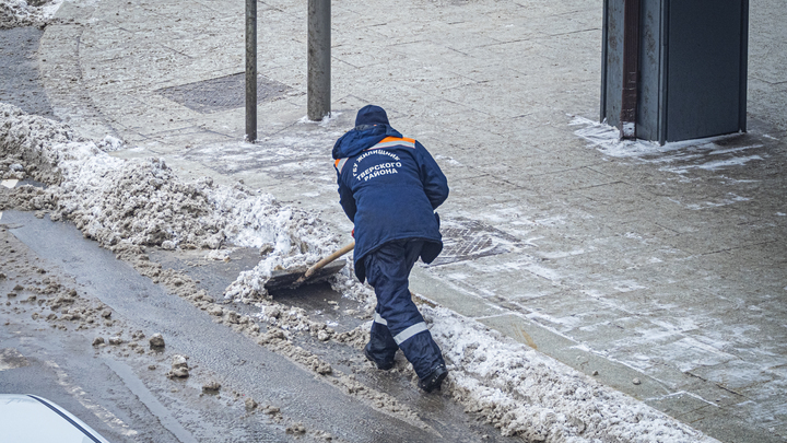 Мэр Екатеринбурга объяснил, почему тротуары не спешат чистить от наледи