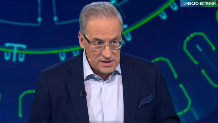 Известного телеведущего Норкина раскрыли в шоу «Маска»