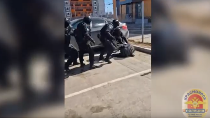 В Красноярске ОМОН задержал стрелков из свадебного кортежа