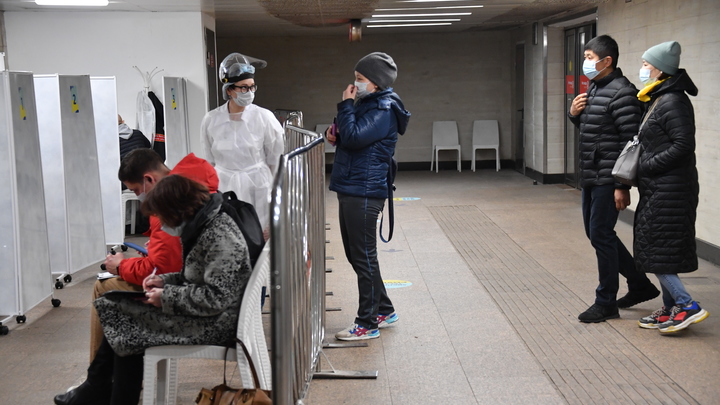 Пациентов поликлиники на Эльмаше держат на морозе в очереди за контрольным ПЦР-тестом