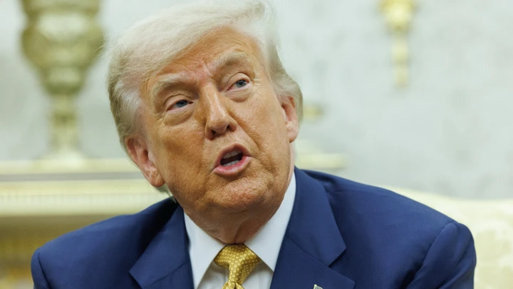 Это не я: Трамп отвергает причастность к эротической открытке педофилу Эпштейну и грозит судом журналистам