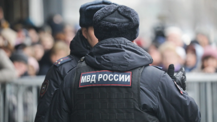 Троих полицейских уволили в Новосибирской области за помощь нелегалам