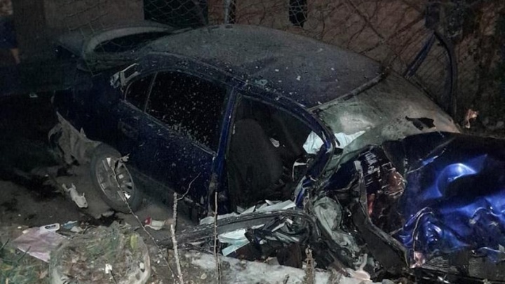 На Кубани легковушка влетела в стену частного дома, один человек погиб