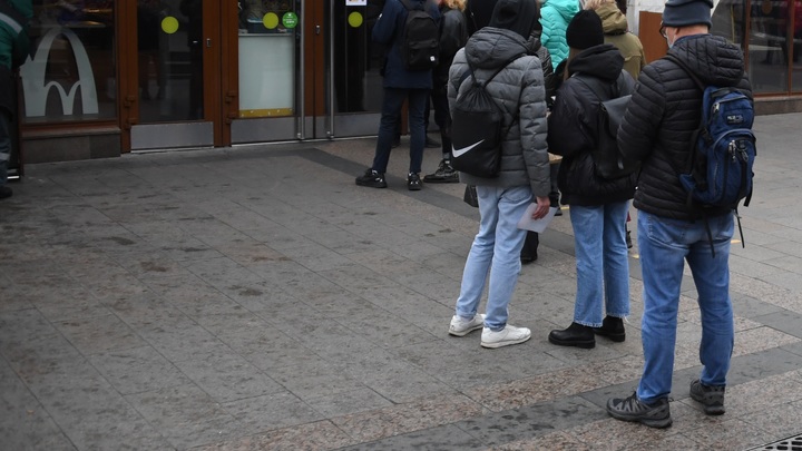 Нижегородцам приходится стоять несколько часов в очередях на улице ради вакцинации от COVID-19