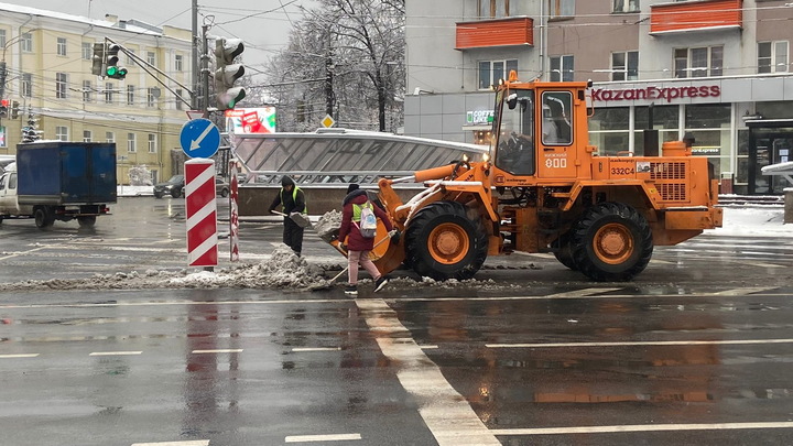 Более 800 человек убирали снег в Нижнем Новгороде накануне