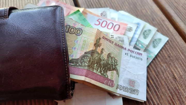 Жители Новосибирска в 2026 году станут получать повышенные больничные и отпускные
