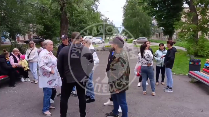 Пусть пьют, а мы заработаем: в Копейске возле семейного сквера устроили распродажу этилового спирта