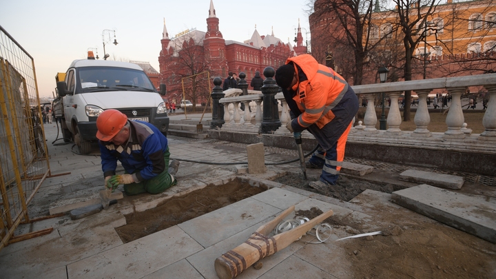 В Новосибирске на Красном проспекте тротуар выложили плиткой разных видов