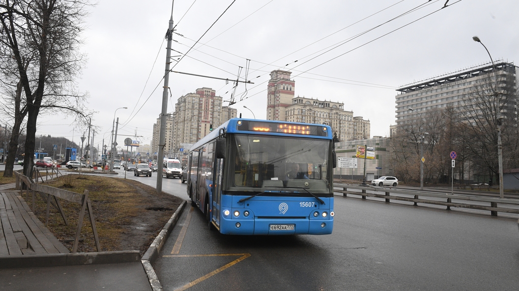 Новая авария с автобусом в Москве: Водитель съехал с маршрута и влетел в зад легковушки Новая авария с автобусом в Москве: Водитель съехал с маршрута и влетел в зад легковушки
