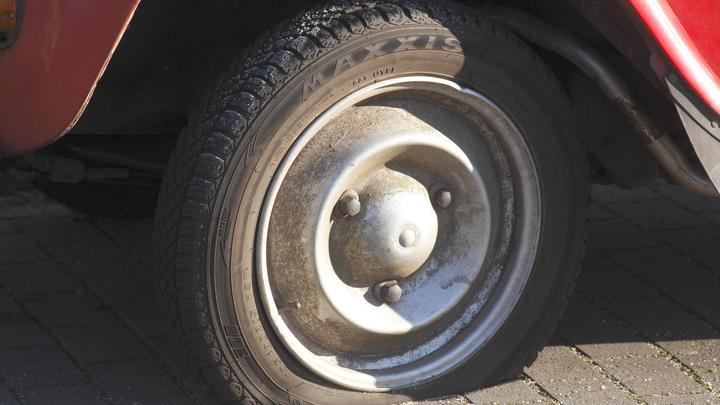 Колесо лопнуло у рейсового автобуса по дороге в Шерегеш