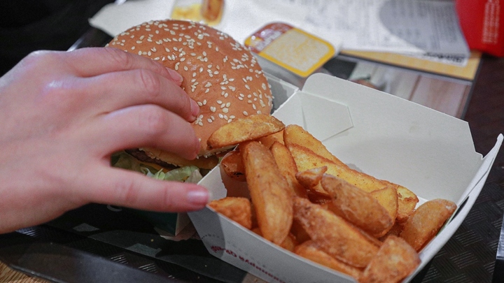 Реклама фастфуда и сладостей без детей: Депутат обратился к Голиковой с инициативой