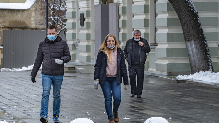 В Подмосковье отменили масочный режим
