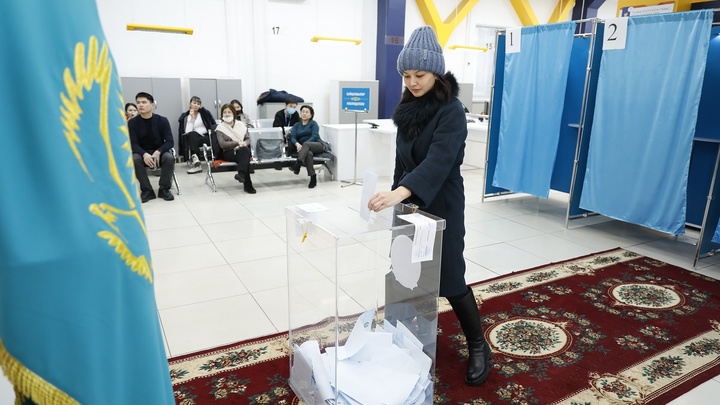 По лицу доверенному лицу: В Алматы скандал с представителем кандидата в мажилис попал на видео
