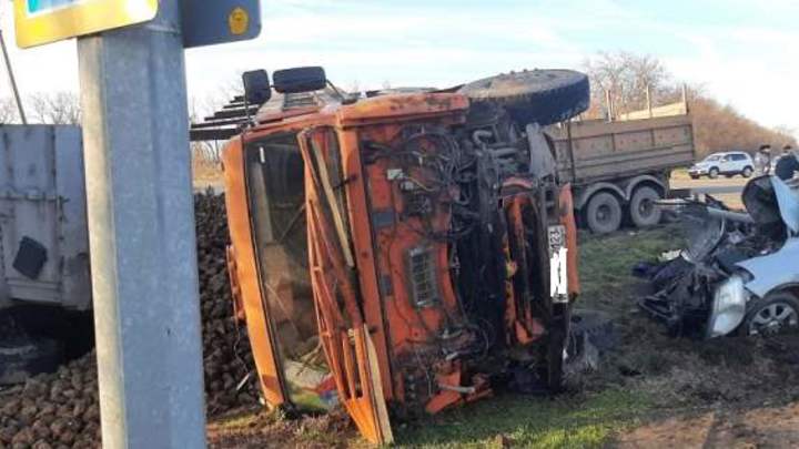 На Кубани грузовик протаранил несколько авто, два человека погибли