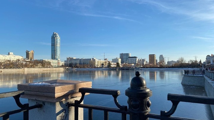 В центре Екатеринбурга разрушается лестница, ведущая на набережную