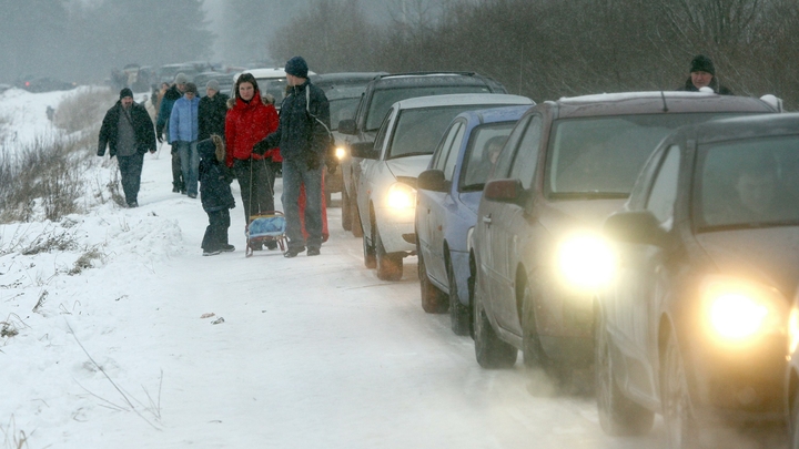 Места в очереди, недорого: 100 машин встряли на границе Калининграда с Польшей