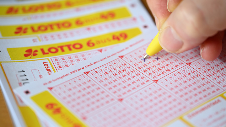 В Торжке продавец похитила 800 проигрышных лотерейных билетов