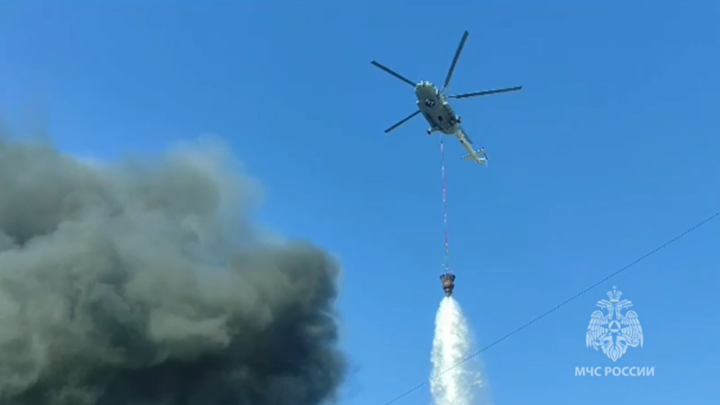 Тушить огромный пожар в районе рынка Классик под Ростовом направили вертолёт и пожарный поезд