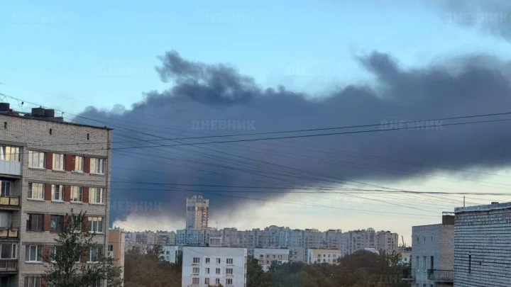 Жители Санкт-Петербурга делятся в соцсетях фото мощного столба дыма