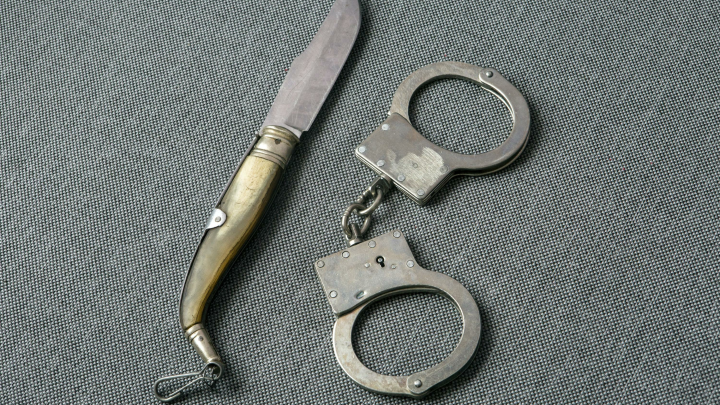 Кровавая разборка в школе: 14-летний подросток напал с ножом на брата одноклассницы