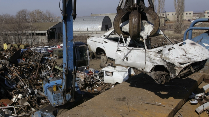 В Екатеринбурге охотники за металлом похищают гаражи вместе с автомобилями