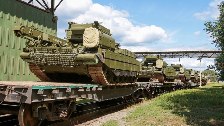 Уралвагонзавод отправил в армию новую партию машин-эвакуаторов танков