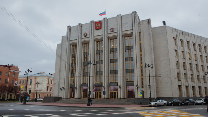 Себе на 3180, а всем на 1850: Депутаты подняли зарплату в Петербурге