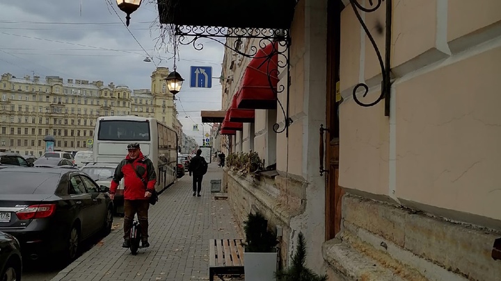 Достоевский в Петербурге стал персоной нон грата: портрет великого писателя стерли с улицы города