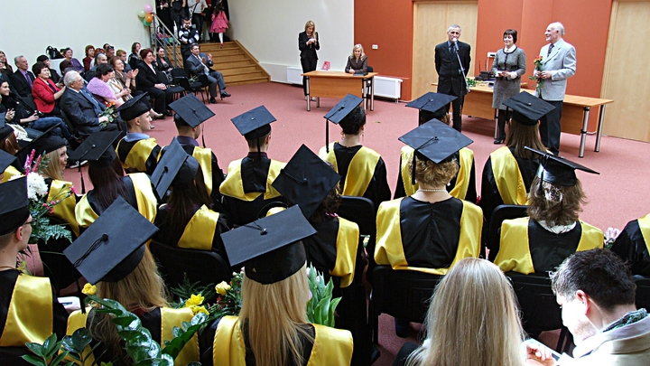 Высшее образование в России разделят на три ступени