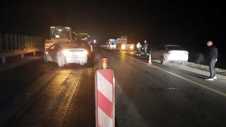 В Динском районе легковушка врезалась в асфальтоукладчик, двое погибли