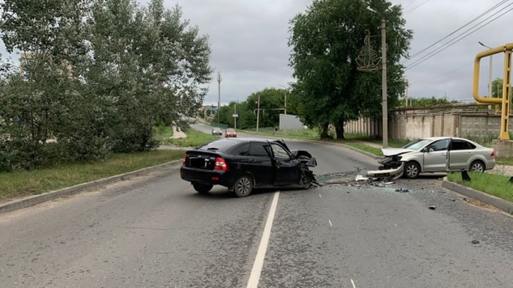 В Сызрани при столкновении Volkswagen и Lada пострадали три человека