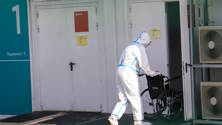 На Урале срочно ищут медиков в красные зоны