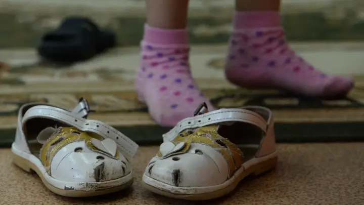 Мальчика с окровавленным лицом и в одном тапочке нашли на улице Петербурга