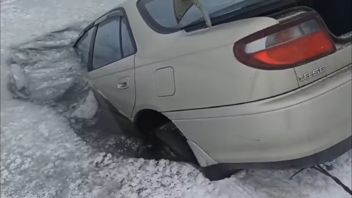 Беспечные рыбаки чуть не утонули в авто на озере Иргень